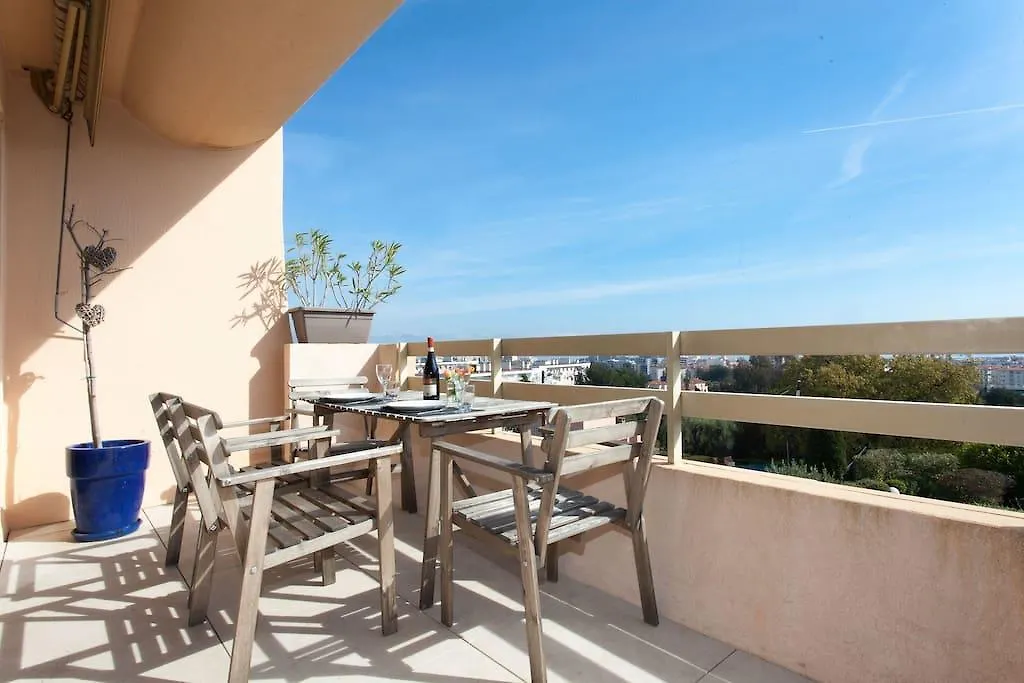 Διαμέρισμα Vue Mer, Terrasse Et Parking Prive Αντίμπ